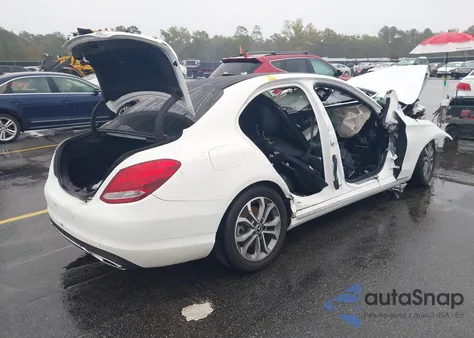2017 Mercedes-Benz C 300 z USA, uszkodzony, nr VIN 55SWF4JB0HU233873